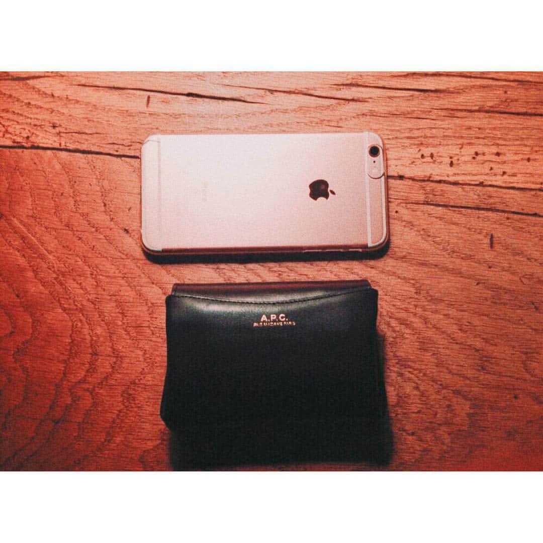 野崎萌香さんのインスタグラム写真 - (野崎萌香Instagram)「お財布変えました。  iphoneは大きい方が使いやすくて、 お財布は出来るだけ小さくしたい今の気分。  iphone6s+📱👛A.P.C  #apc」12月7日 11時35分 - moeka_nozaki