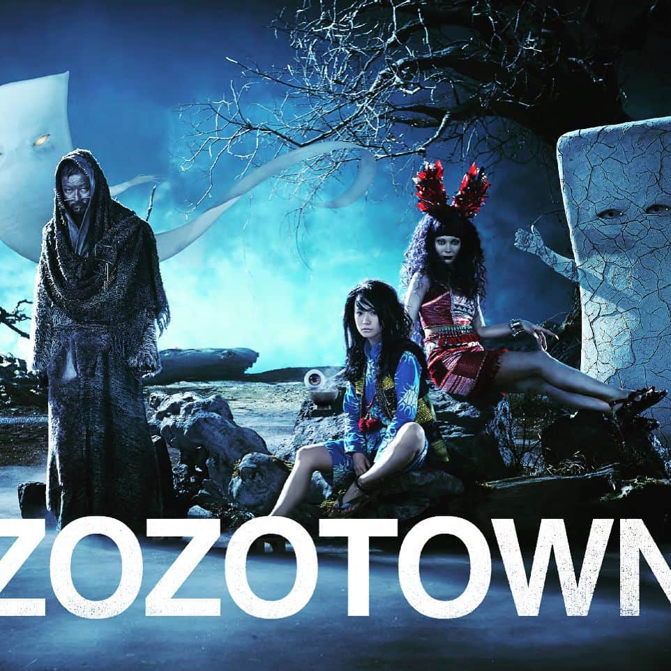 WEBROCK japanのインスタグラム：「←10月14日からスタートした、 「ゾゾタウン（ZOZOTOWN）」の「ゾゾゾの鬼太郎」CMをご紹介。  今回のCMでは、人気アニメシリーズ「ゲゲゲの鬼太郎」をモチーフに、「鬼太郎」には女優の大島優子、「ねずみ男」には俳優の浅野忠信、「猫むすめ」にはモデルの土屋アンナを起用。鬼太郎キャラクターに扮する3名が華麗にゾゾタウンを紹介する。  先月亡くなった漫画家の水木しげるさんに追悼の意を表します。  #webrok #zozo #cm #anime #fashion #instapic #instagood #japan #picture #クリエイティブ #アニメ #水木しげる #ゲゲゲの鬼太郎 #TVCM #ファッション #zozo #大島優子 #浅野忠信」