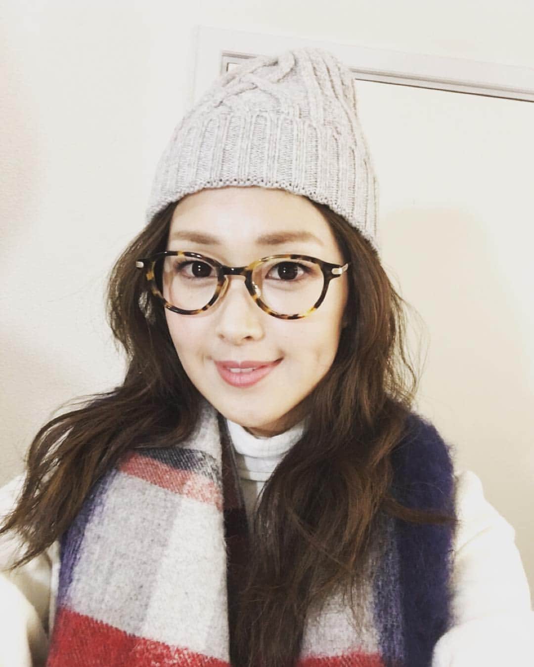 笛木優子のインスタグラム：「おはようございます！ あいにくの雨ですね☔️ 昨日は撮影が夜遅く終わって、無性にラーメンが食べたかったんですが、なんとか我慢しました😭  今日も一日頑張りましょう！🎀✨」