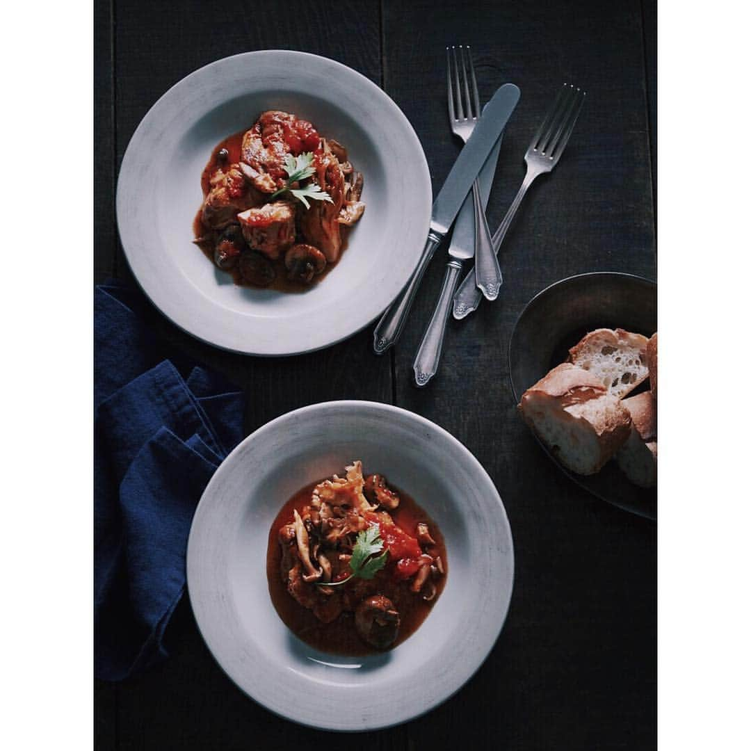 Rola's Kitchenさんのインスタグラム写真 - (Rola's KitchenInstagram)「Chicken and a Good Portion of Mushrooms Stewed in Tomato Sause🍅 #organic #coconutoil」12月3日 12時44分 - rolaskitchen_official