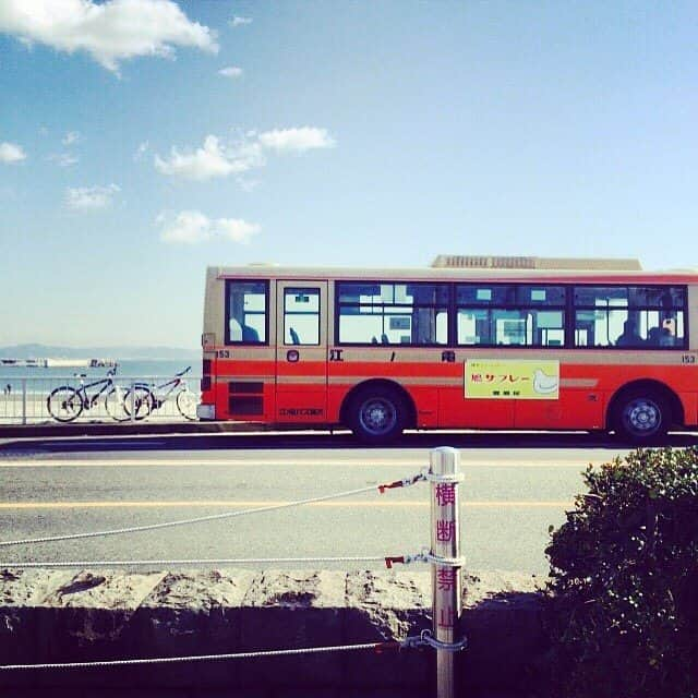 Tokyo_Osaka_Japan TouristGuideさんのインスタグラム写真 - (Tokyo_Osaka_Japan TouristGuideInstagram)「鳩サブレーバス。Pigeon Sables Bus. #sky #blue #red #bus #cookie #鳩サブレー #pigeon」12月4日 0時19分 - tokyo_osaka_japan