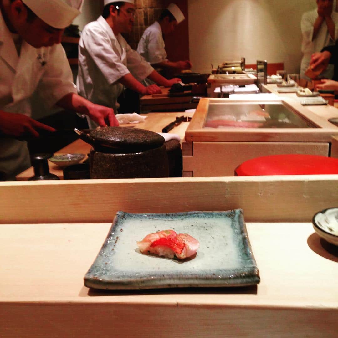 志摩有子さんのインスタグラム写真 - (志摩有子Instagram)「定例会でお寿司。おつまみも美味しいけれど、やっぱり主役はお寿司です。金目鯛の炙りに悶絶。 #定例会 #寿司 #食いしん坊仲間 #出版祝いをありがとう♡」12月4日 0時23分 - ariko418