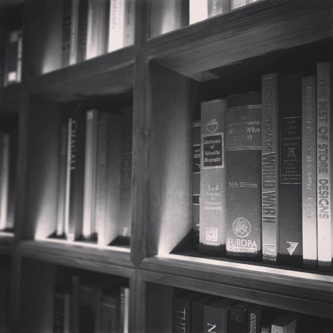 Eaze Inc.さんのインスタグラム写真 - (Eaze Inc.Instagram)「#book #bookshelf #monochrome #monochromatic #eaze」12月4日 13時01分 - eazejp