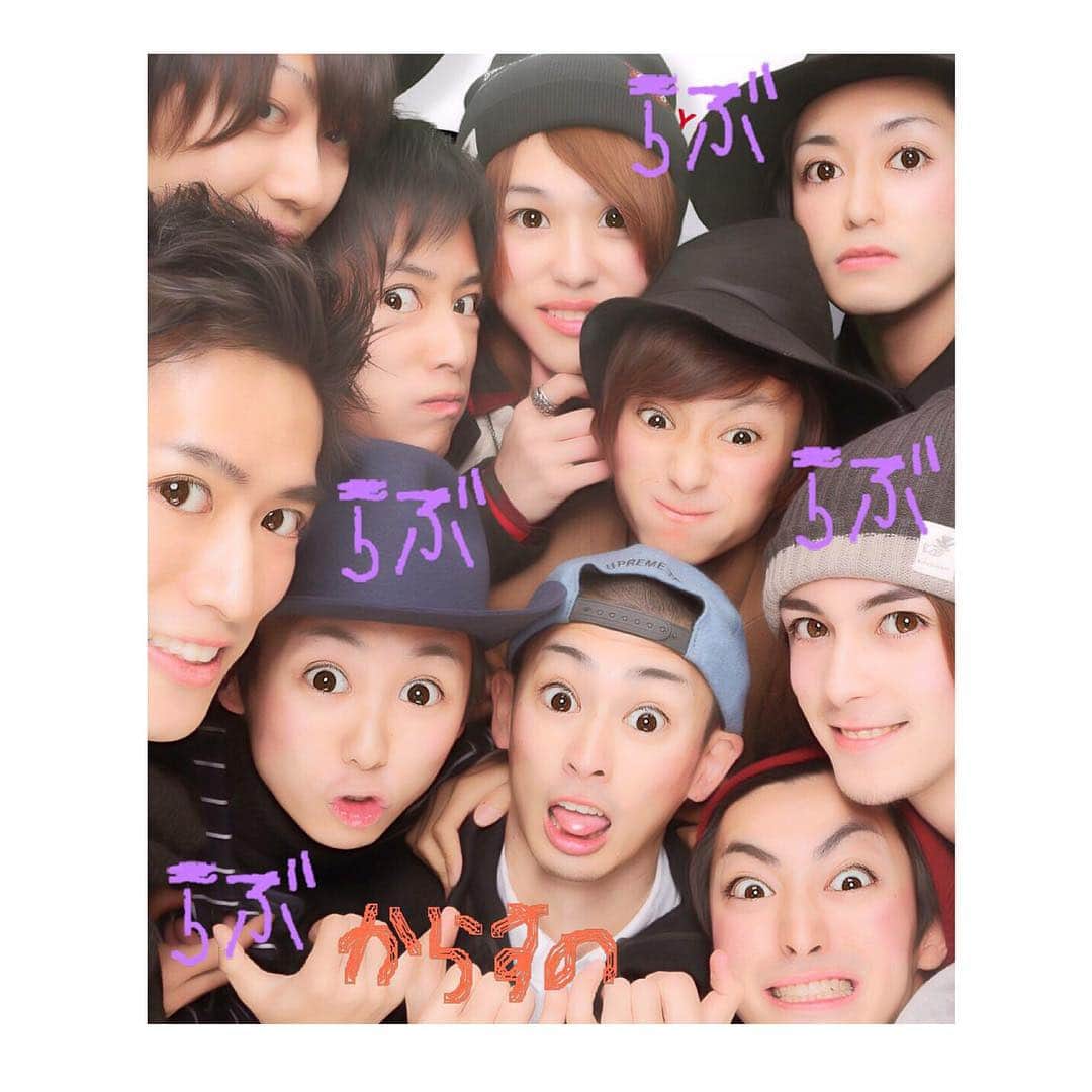 須賀健太のインスタグラム：「おはようございます。 先日、烏野排球部でプリクラ撮りました。 勢いで。  とんでも無いことになりました。 勢いこわい。  プリクラってこんなんなるのね笑 朝から刺激的でしょ。」