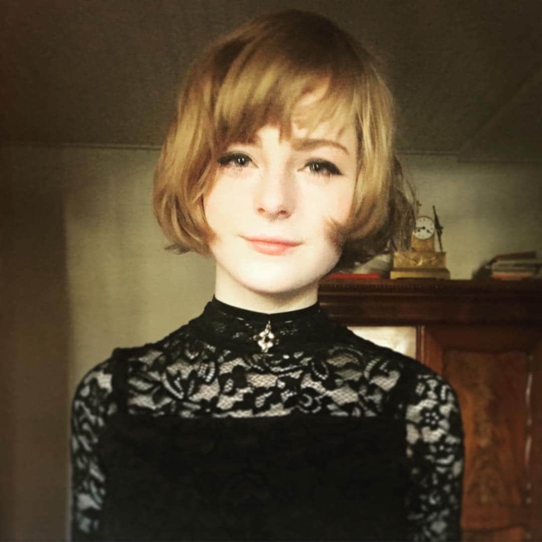 Ella Freyaのインスタグラム：「Bye ✨」