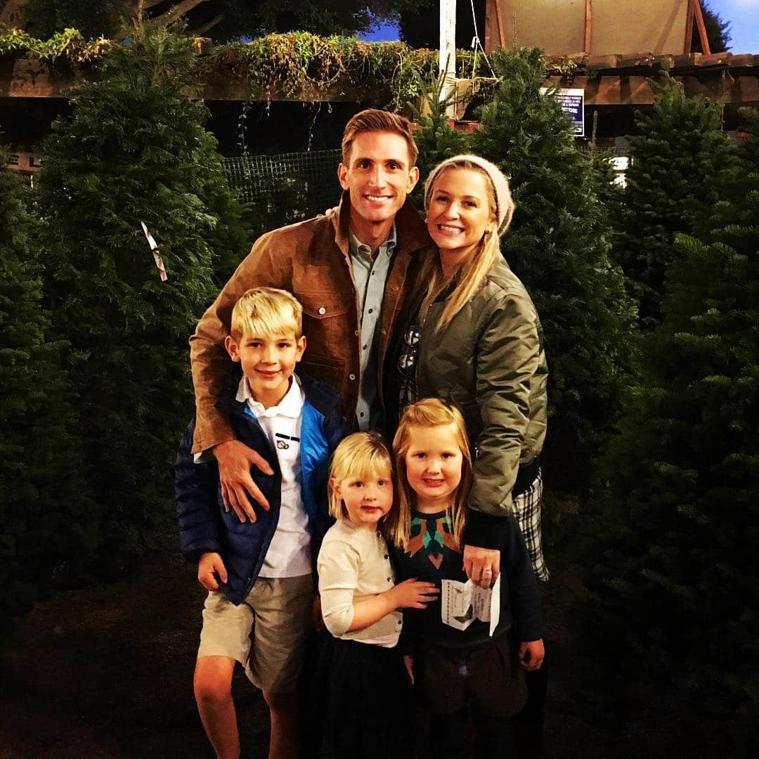 ジェシカ・キャプショーのインスタグラム：「The holidays have certainly arrived...All of our lives are being added to by the lights, music and the cheer!! This year our family has reason to further broaden our smile...baby number four is on the way!! I am a lucky, lucky girl...」