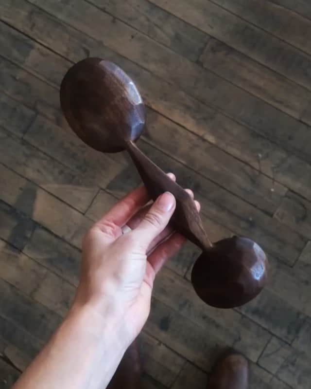 Ariele Alaskoのインスタグラム：「Trying to capture the facets on the back of this double spoon I just finished up 💎」