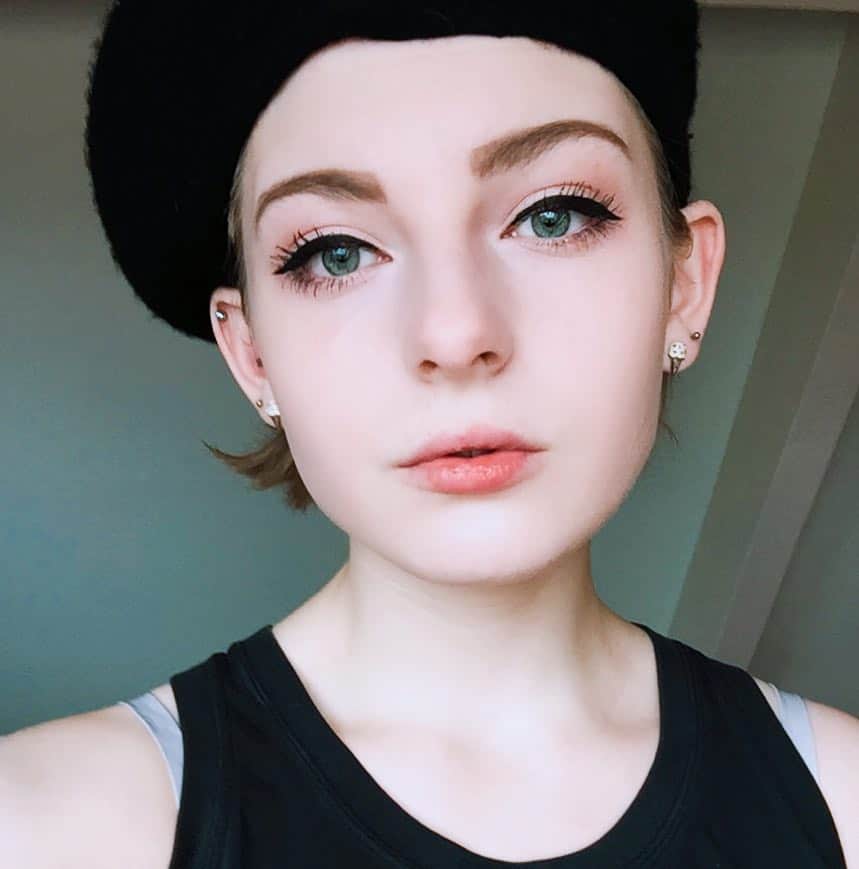 Ella Freyaのインスタグラム：「I know I look dumb but whatevs.. 💁 #thankgodformakeup #andfilters」