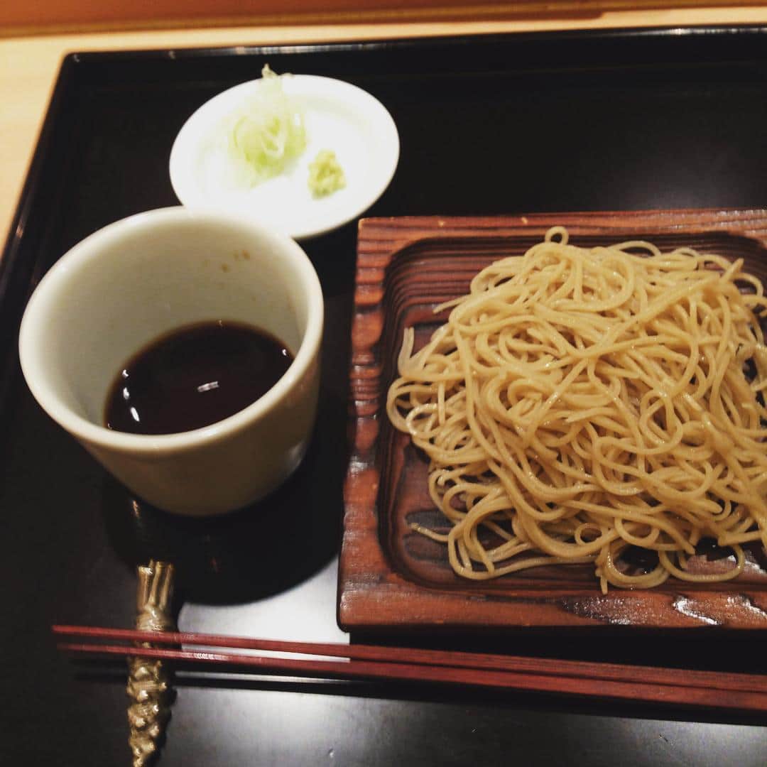 志摩有子さんのインスタグラム写真 - (志摩有子Instagram)「お鮨をたらふく食べた後に打ちたてのお蕎麦で締めるのがみなと流。今の時期は新そばが登場。最高に幸せ。 #新そば #鮨屋で蕎麦 #旭川備忘録」11月13日 22時22分 - ariko418