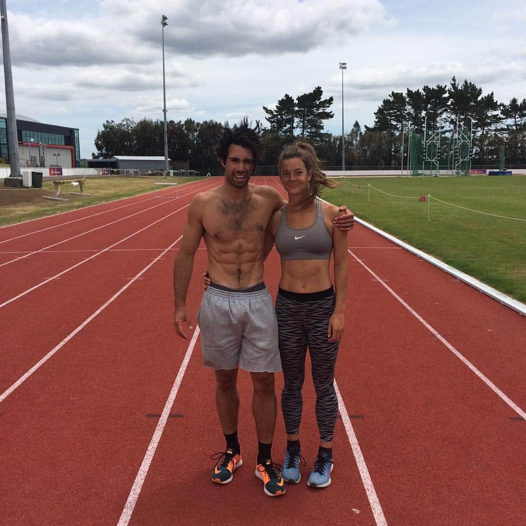 Zoe Ballantyneのインスタグラム：「Suns (slightly) out, tums out! 🌤 Post 360m sesh with my fav. #smoked 🚬」