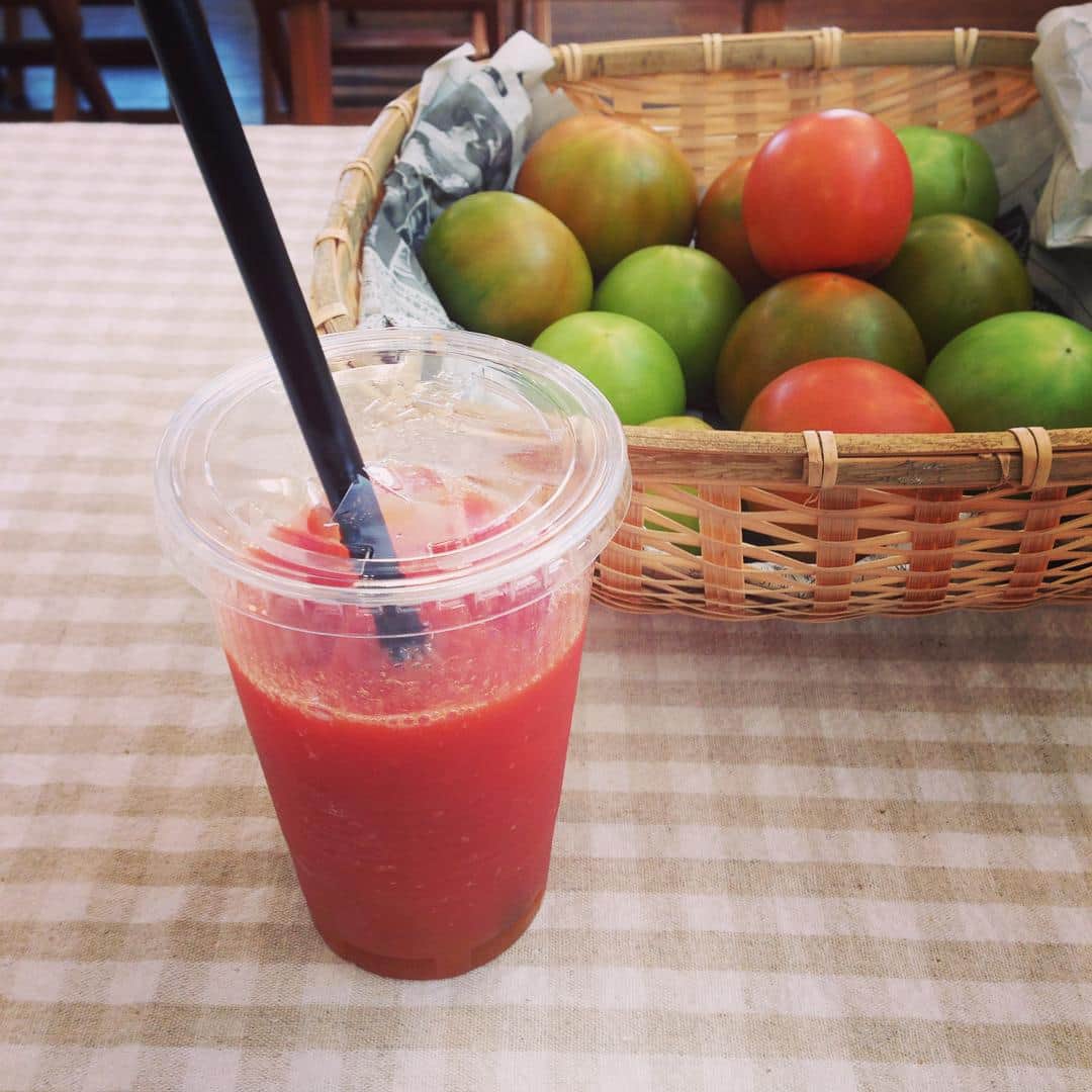 志摩有子さんのインスタグラム写真 - (志摩有子Instagram)「憧れの谷口農場に初訪問。トマトのシーズンは終わってしまったけれど、夢ピリカなど美味しいお米なと買い込んで大満足。有機栽培のトマトジュース、ゆうきくんはなんと飲み放題🍅🍅🍅お店の方々ともお話しできて楽しかった！ #トマト #トマトジュース #ゆうきくん #トマトマニア #次回はトマトもぎができる季節に #旭川備忘録」11月14日 11時37分 - ariko418