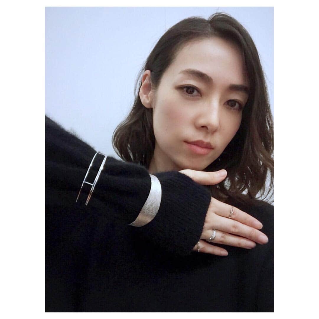 霧島れいかのインスタグラム：「明日15日の朝7時放送 トーク番組 「ボクらの時代」で @oeau_jewelry のジュエリー☆ please check it out!  フジテレビ ドラマ「トランジットガールズ」は今晩23時40分から  #whitegold #jewelry #oeau #tv #show #onair #フジテレビ #ボクらの時代 #トランジットガールズ」