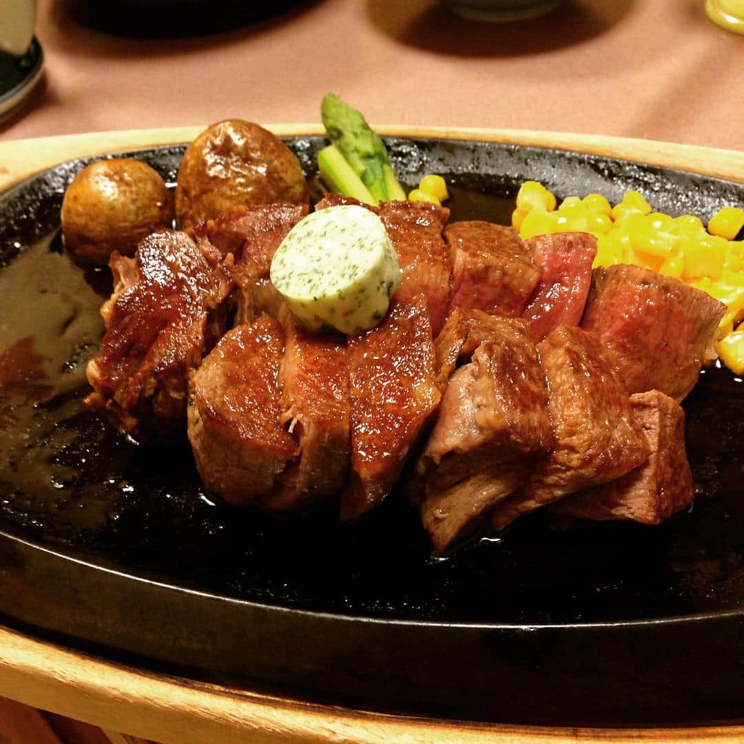 志摩有子さんのインスタグラム写真 - (志摩有子Instagram)「すき焼きだけに飽き足らず若人たちにヒレステーキも🍖 楽しい時間はあっという間。 #ステーキ #肉祭り #アイスホッケー部 #これからもよろしくお願いします #旭川備忘録」11月15日 21時58分 - ariko418