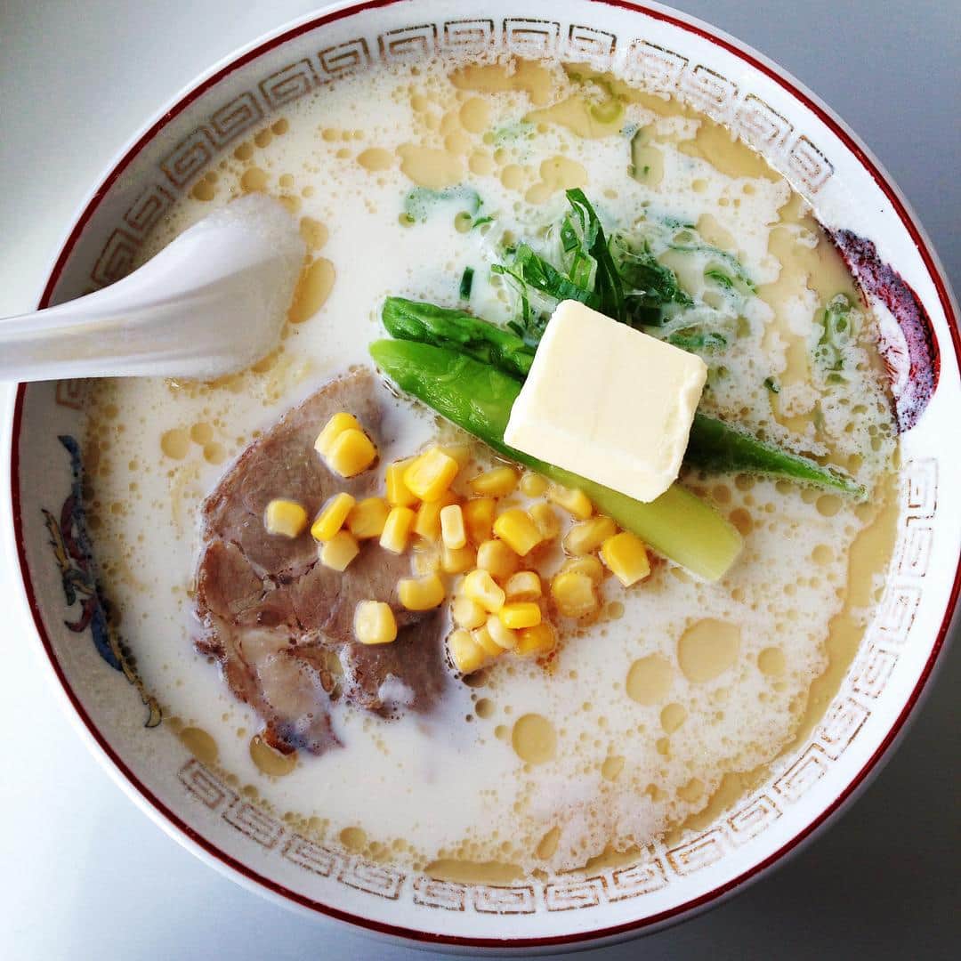 志摩有子さんのインスタグラム写真 - (志摩有子Instagram)「そういえばラーメン食べてなかった。気になっていたミルクラーメンにトライ🍜まろやかでうまし。 #ラーメン #ミルクラーメン #デフォでトッピングされたバターの量にビビる #これにてパトロール無事終了 #旭川備忘録」11月16日 12時52分 - ariko418