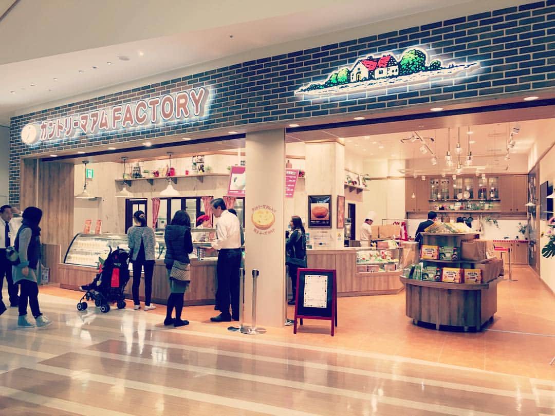 関西girl's style exp.のインスタグラム：「ららぽーとEXPOCITY には「カントリーマアム ファクトリー」や、カルビープラスなどのワクワクな体験もできるお菓子のお店や、エッグスンシングス🍽や万博食堂などグルメも充実です🍪🍩🍿🍦🍛🍜🍕」