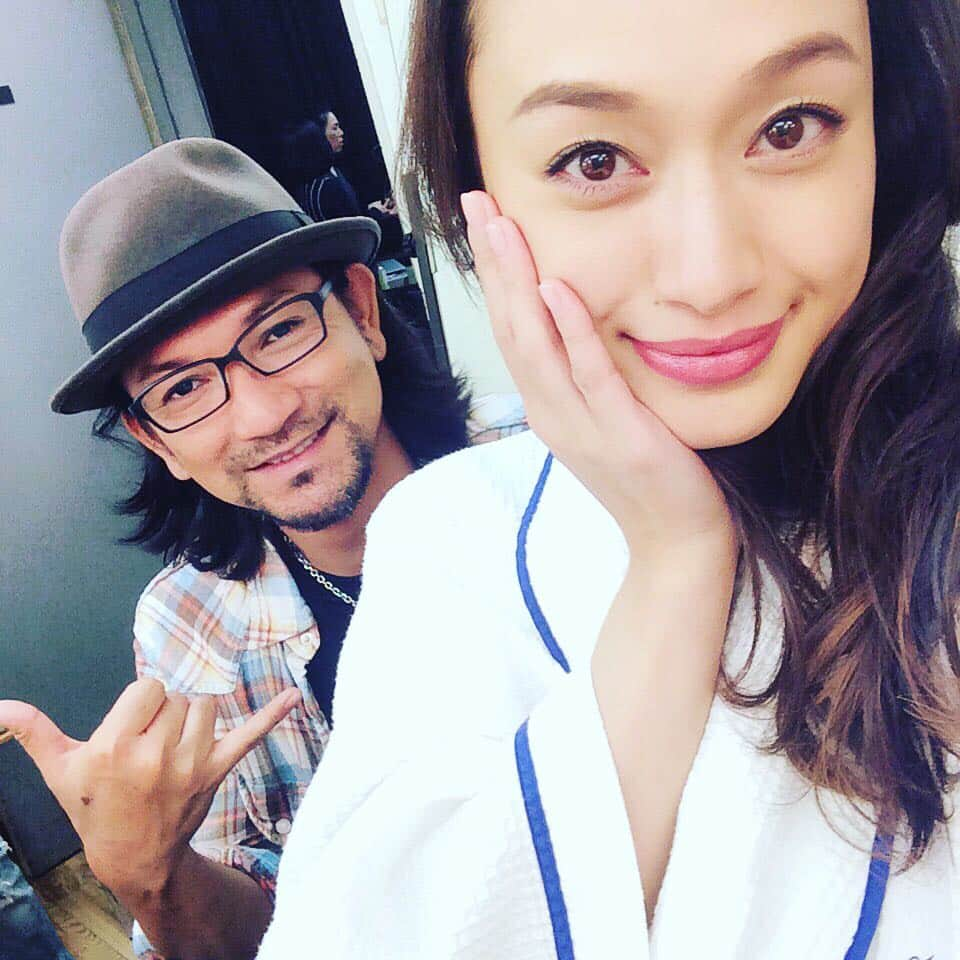 森泉謙治さんのインスタグラム写真 - (森泉謙治Instagram)「久しぶりにマヤちゃんと会えました^ ^ いっぱいパワー分けてもらいました^o^ なんと7年ぶりだって笑 月日が経ってもまったく変わらず可愛くて 最高にハッピーな笑顔健在^ ^  #ヘアメイク#hairmake #makeup #theglobes #facet」11月16日 18時33分 - theglobes_moriizumi