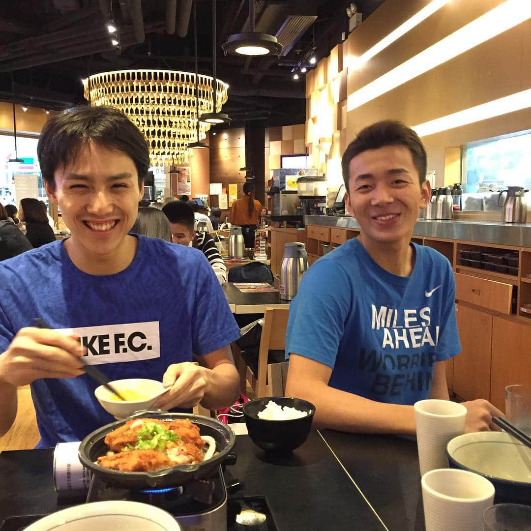 桃田賢斗さんのインスタグラム写真 - (桃田賢斗Instagram)「香港で夜ご飯〜 ふたりの笑顔最高です♡笑」11月16日 20時33分 - momota_kento