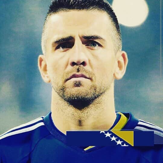 ヴェダド・イビシェヴィッチのインスタグラム：「#Vrijeme #je #za #promjene  #Hvala #vam #svima 💪⚽⚽」
