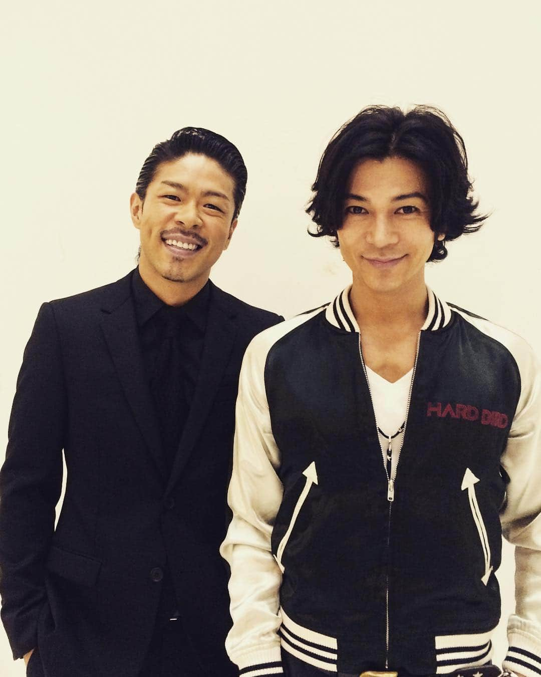 松本利夫さんのインスタグラム写真 - (松本利夫Instagram)「月刊EXILEの自分のコーナーで 武田真治さんと対談させてもらいました！  ミュージカルに出演される武田さん お芝居の話から プライベートの話 そして めちゃイケメンバーのお話と 色々と伺わせて頂きました！  世代も近いという事もあり 話が盛り上がり めちゃくちゃ楽しい対談でした！  にしても 相変わらずのイケメン そして 体もバッキバキでした！  11月27日発売の 「月刊EXILE」1月号を 是非チェックしてみて下さい^ ^  #松組 @matsugumi_ldh  #月刊EXILE #武田真治さん #昔から疑問に思っていた事 #俳優である武田真治さんがめちゃイケメンバーである事 #1人だけカラーが違っていたから疑問だった #なので思い切ってめちゃイケメンバーに加入した経緯を聞いてみた #そしたら面白い答えが返ってきた #その内容は... #月刊EXILE1月号で😁」11月17日 19時37分 - exile_matsu