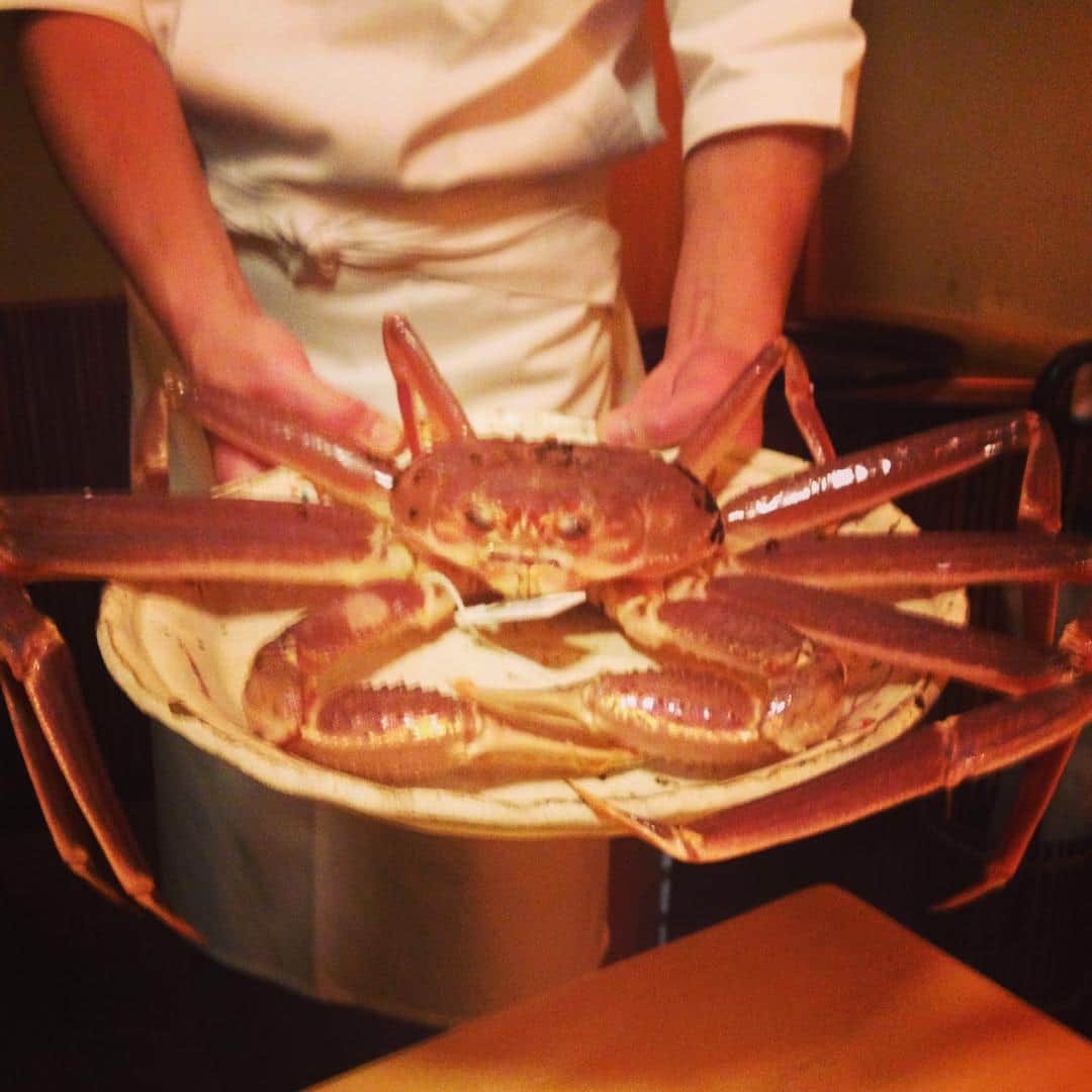 のインスタグラム：「食いしん坊仲間との恒例会で松葉蟹。と思ったらまさかのサプライズで初出版のお祝いの会に😭😭😭 #松葉蟹 #季節 #サプライズ #感謝しかない #いつかは恩返ししたい」