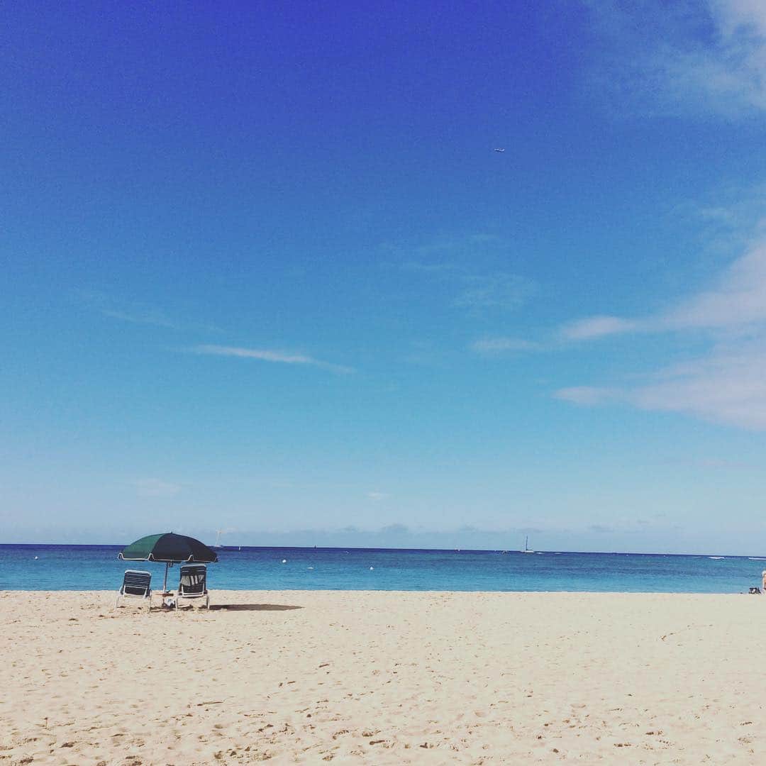 石井秀代のインスタグラム：「#hawaii #beach #niceday #sea サーフィンレッスン、ハワイ お腹すいたらさっと自炊できる環境。コンド買いたくなるね^^;」