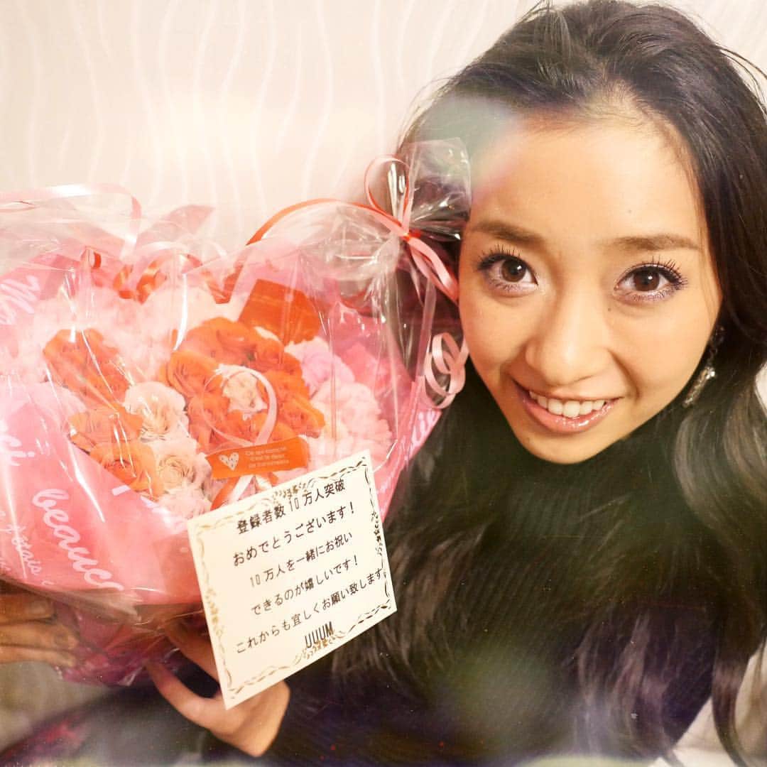 Choicerishのインスタグラム：「事務所から荷物が届いたと思ったら… 登録者数10万人超えの花束のプレゼント！！！ UUUMに入って1年も経ってないけど本当最高の事務所だと思います。 本当に入れて良かった♡ そして10万人超えれたのも見てくれてる方々のおかげ♡ いつもありがとう！！！ そしてこれからもよろしくね♡ #プレゼント #flower #花束 #UUUM #youtuber #chihiro #choicerish #youtube #感謝」