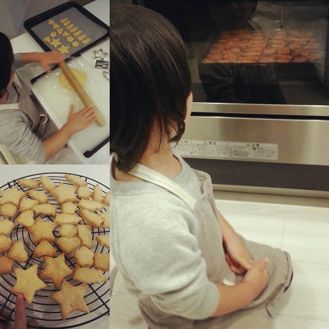 中島静佳さんのインスタグラム写真 - (中島静佳Instagram)「cookie作り！まだかな～とオーブンの前で待つ息子。そして焼き上がってご機嫌です。#cookie #cooking #息子#３歳 #子育て #follows」11月19日 21時33分 - shizuka617nakajima