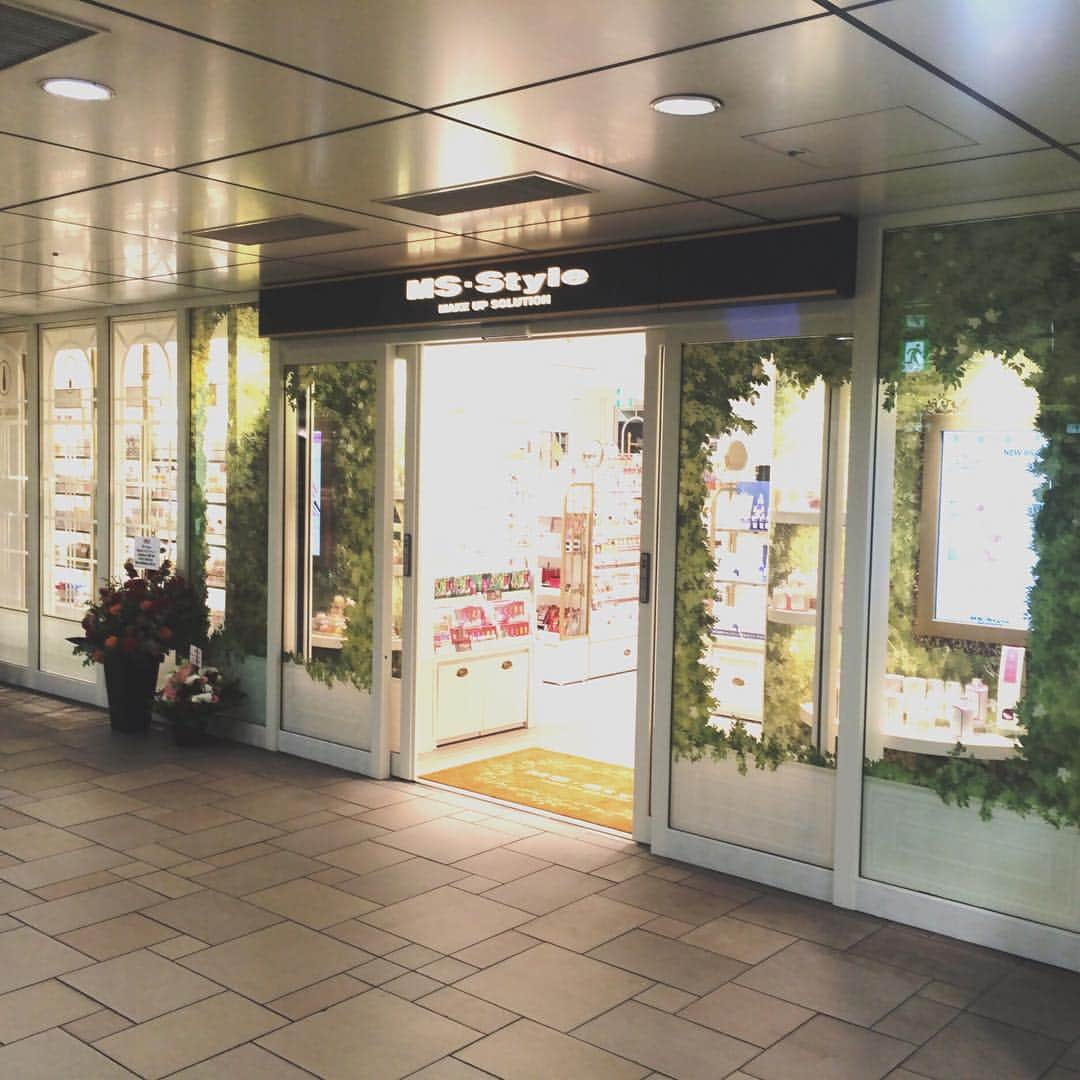 LeCiel Cosmeさんのインスタグラム写真 - (LeCiel CosmeInstagram)「地下鉄表参道駅構内 MS・STYLE １１月２０日 本日午前９時リニューアルオープン！！ 店頭にてBarbie×dreamin' Lash Amulet Dollyマスカラも 皆様のご来店を心よりお待ち申し上げております。  MS・STYLE ECHIKA表参道 〒107-0061 港区北青山3-6-12 表参道駅構内  営業時間：月～土 10：00～22：00／日・祝 10：00～21：00  TEL03-3470-1109  dreamin' Lash公式HP lecielcosme.com  #Barbie #マスカラ #バービー #LeCiel #ルシェル #dreaminLash #ドリーミンラッシュ #コスメ #お守りコスメ #アイメイク #アミュレット #繊細ロング #ダマにならない #お湯でオフ #まつげ美容液 #送料無料 #表参道 #エチカ」11月20日 14時02分 - lecielcosme