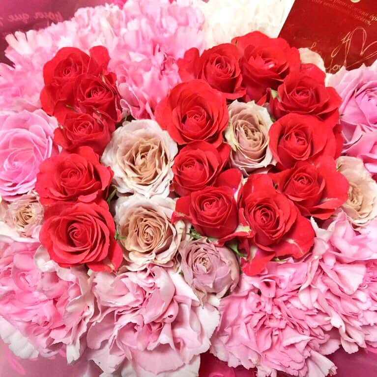 Choicerishのインスタグラム：「このお花10になってる！！！ 気づくの遅すぎた笑 #10万人 #花束 #flower #プレゼント #chihiro #choicerish #youtube #youtuber」