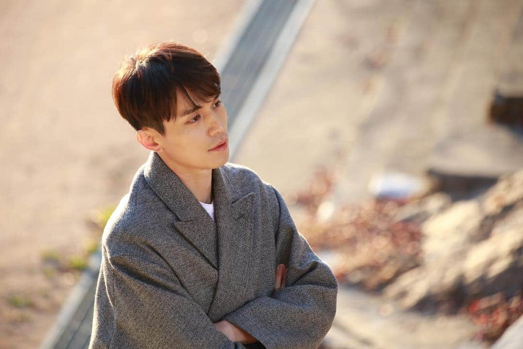 イ・ドンウクさんのインスタグラム写真 - (イ・ドンウクInstagram)「가을의 끝자락에서..🍂🍂🍂 #이동욱 #LeeDongWook #李栋旭 #풍선껌 #Bubblegum #박리환 #욱스타그램 #가을남자」11月20日 16時57分 - leedongwook_official