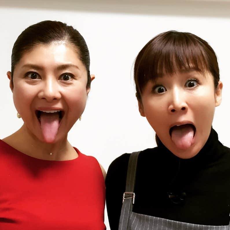 間々田佳子のインスタグラム：「今日はにしおかすみこさんとTV収録✨✨ 同じ千葉県民、市川と私が佐倉。 一方的に親近感を感じながらの撮影。 ふたりであっかんべ〜♪ ありがとうございました〜。 #ニシオカスミコ #間々田佳子 #顔ヨガ撮影 #顔ヨガ #乾燥 #デトックスだよ〜」