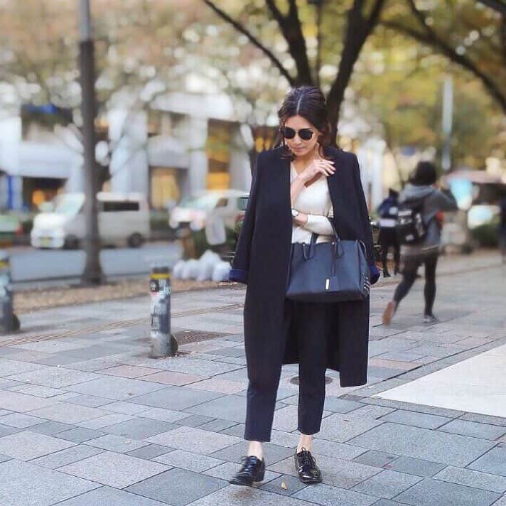 斎藤寛子のインスタグラム：「* #coordinate ❤︎* * 先日の東京出張での 移動スタイルです🙋* * ご質問頂いていました☝︎この#ENFOLD のコートsizeは38です☻* * とうとう、コートの季節がやって来ましたね〜😊* * #ootd #outfit #instafashion  #ニットはUNIQLO♡#uniqlo #giannichiarini」
