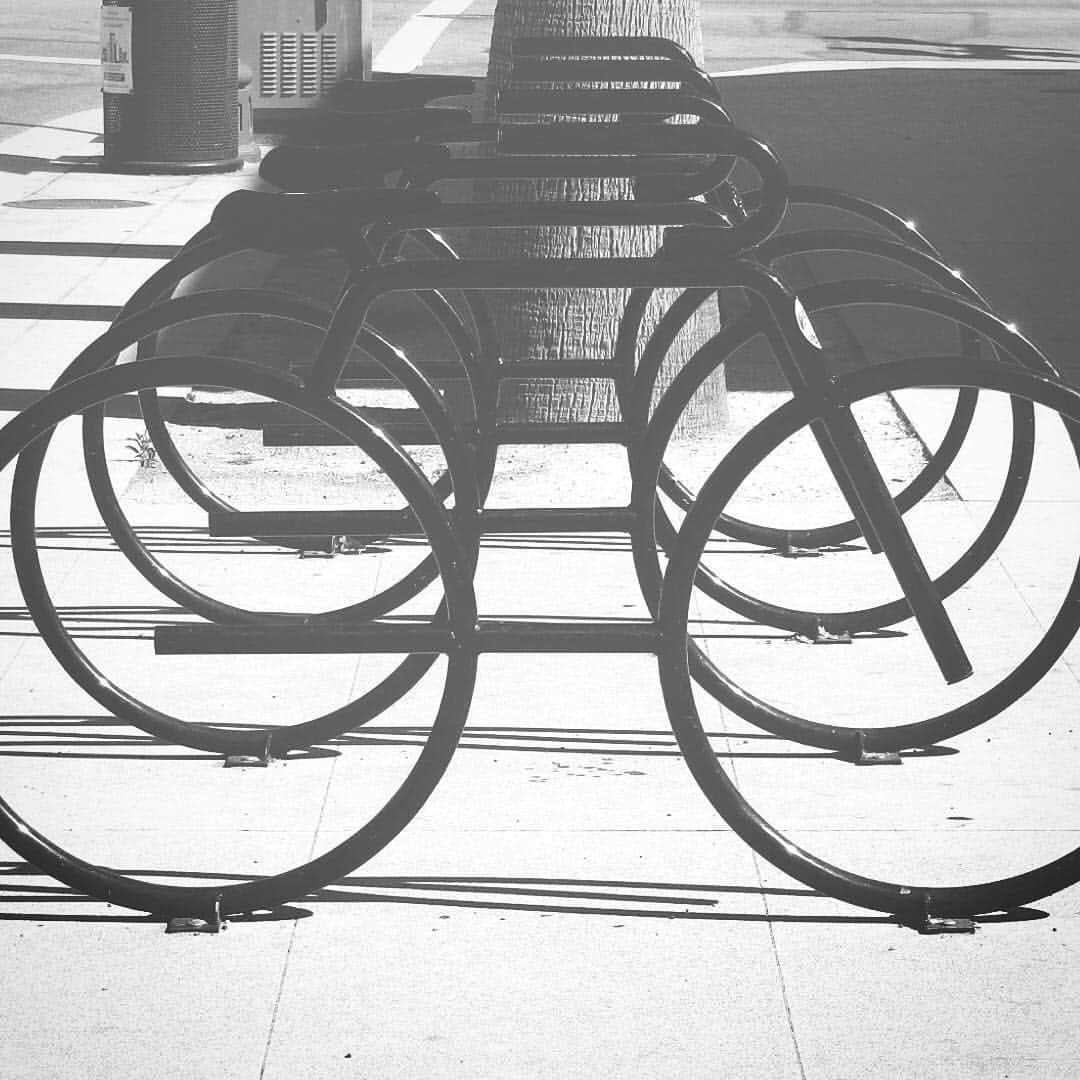 のインスタグラム：「#bicycle #object #monochrome #monochromatic #eaze」
