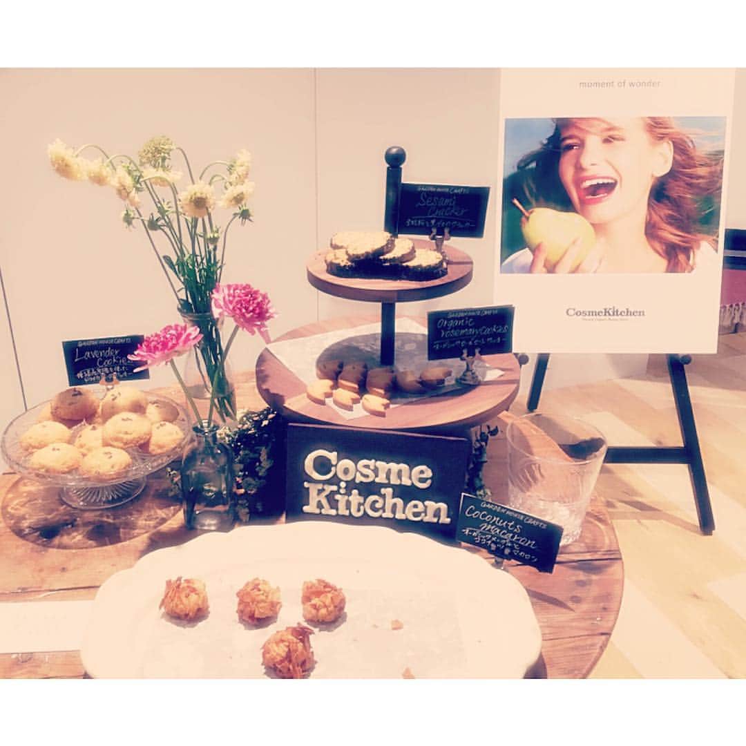 西山真以さんのインスタグラム写真 - (西山真以Instagram)「Cosme Kitchen exhibition💄 #cosmekitchen #exhibition #logrord #cookie」11月20日 21時24分 - mai0830