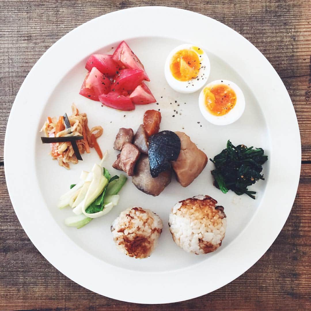 ayanoのインスタグラム：「Today's lunch. . 今日は残りものでワンプレートランチ♩ 朝のおやつを食べてないので腹ペコです(●´ڡ`●) . 残りものだけど野菜たっぷり❤︎ . いただきまーす♩」