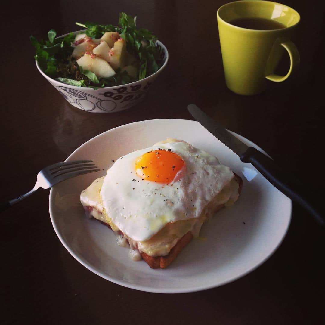 のインスタグラム：「三連休の始まり。のんびりランチにバルミューダでクロックムッシュ目玉焼きのせ。熟れ頃のラフランスとクレソンのサラダと。 #saturday #holiday #lunch #クロックムッシュ #目玉焼き #balmuda #バルミューダ #洋梨 #ラフランス」