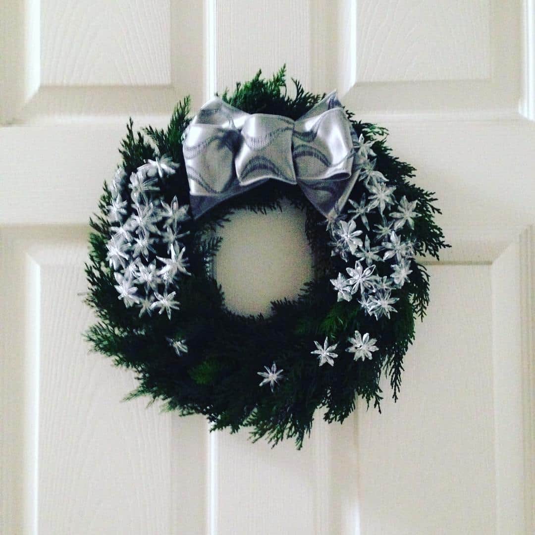 のインスタグラム：「久しぶりに家のことをゆっくりと。@aandstyle にオーダーしていたXmas用のリースが届いたので、少し早いけど飾ってみた。モミのグリーンにシルバーのスターアニスが映えて白く塗ったドアにピッタリ。いくつになってもワクワクしちゃう🎄✨♥️ #Xmas #クリスマス #リース #もみの木 #スターアニス #八角 #ヴィンテージハウスM #ヴィンテージハウス_m」