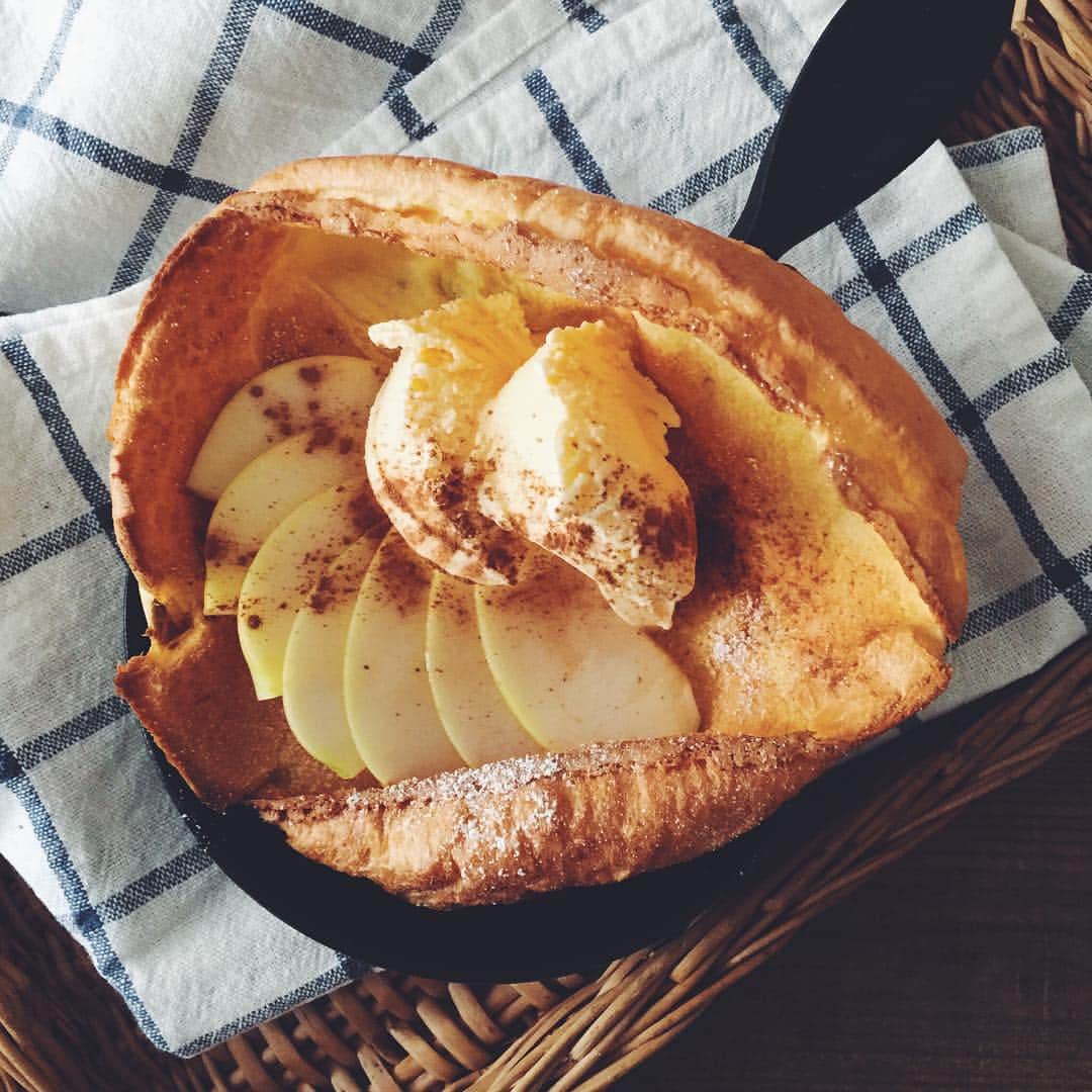 ayanoのインスタグラム：「Today's sweets. . 今日はおやつにダッチベイビー作ってみました♩ . ビックリするほど簡単で とってもおいしぃ❤︎ . 途中あまりに膨らむので アワアワしてしまいました(*´罒`*)」