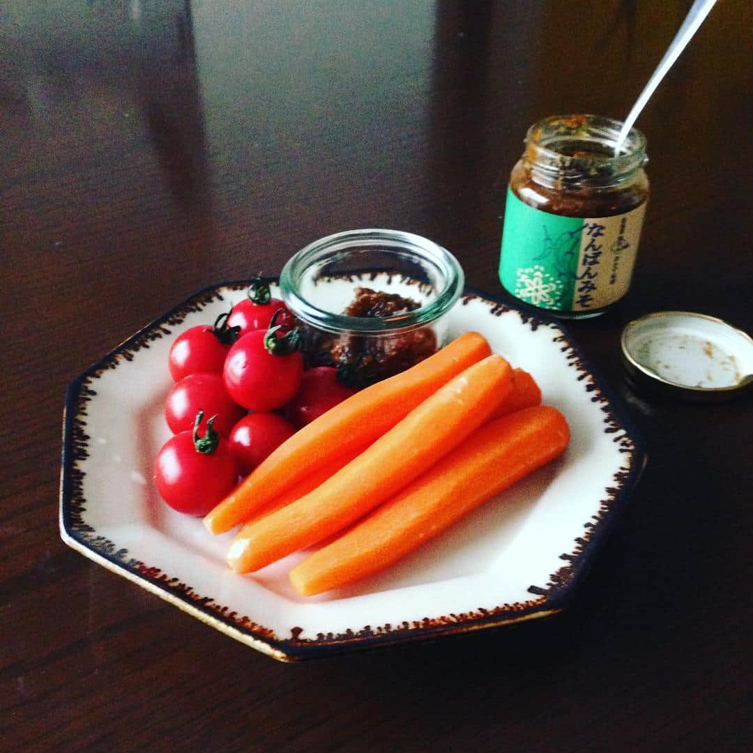 のインスタグラム：「小腹が空いて、おやつに人参スティックとプチトマト。谷口農場のなんばん味噌で食す。 #おやつ #野菜スティック #旭川土産 #谷口農場 #なんばんみそ #甘辛 #ピリ辛」