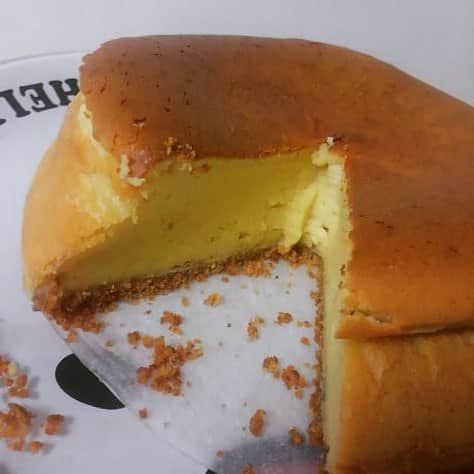 朱神宝さんのインスタグラム写真 - (朱神宝Instagram)「今日はチーズケーキです。 焼きたてはしっとりしてまたウマイ！ #チーズケーキ #お菓子作り #うまうま」11月21日 17時09分 - akegami_takara
