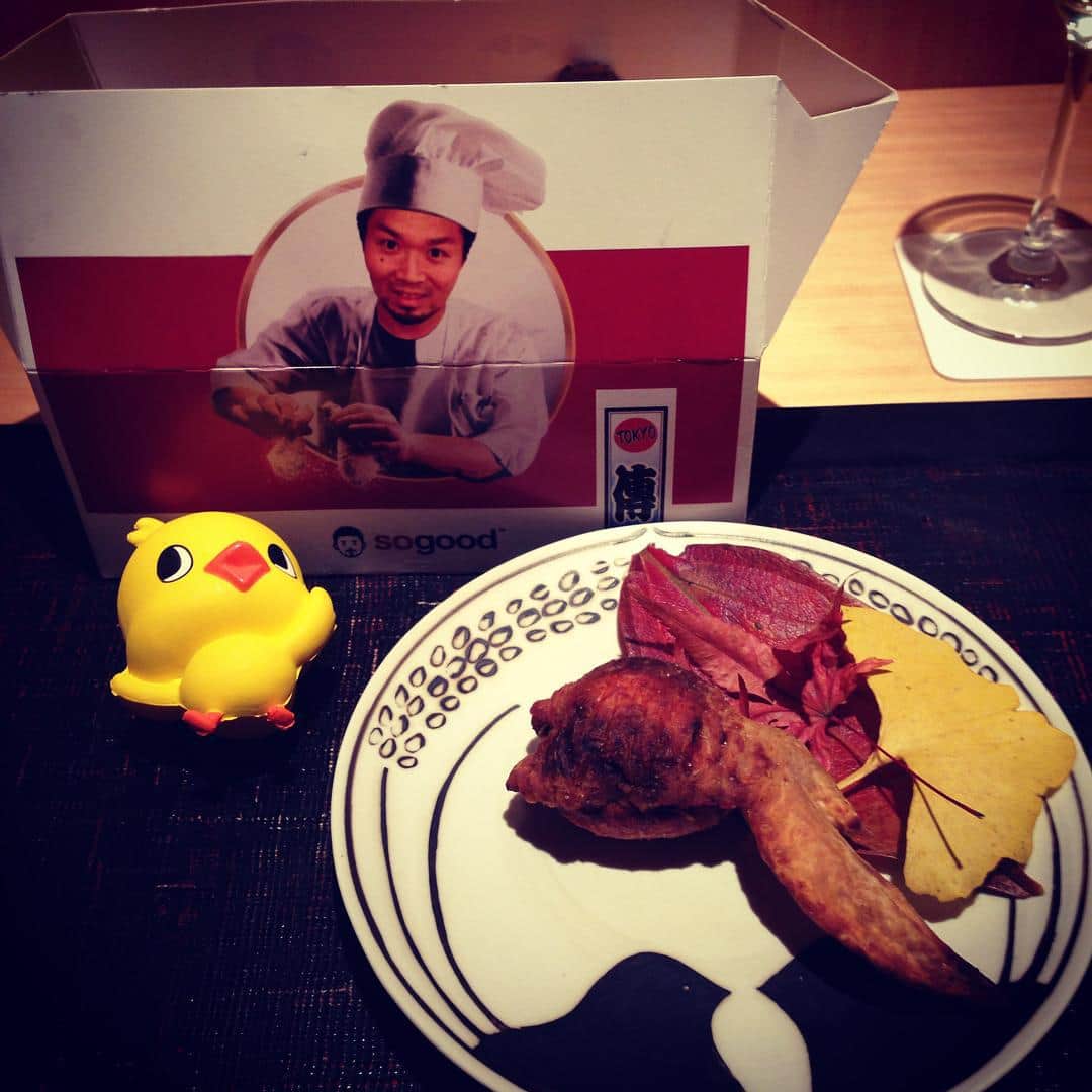 志摩有子さんのインスタグラム写真 - (志摩有子Instagram)「名物のDENタッキーフライドチキンも紅葉を盛り込んだ吹き寄せ風に。中身は黒米、高麗人参、くこ、なつめなどを入れて参鶏湯をイメージしているとのこと。いつもながら楽しいプレゼンテーションに上がる♫ #名物 #秋バージョン #可愛いお友だちも」11月22日 2時14分 - ariko418