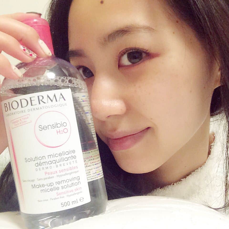 Shiho Sasakiのインスタグラム：「ずっと愛用しているクレンジングウォーター💋 時間がない時とか部分的にお直ししたい時もぱぱっと落とせちゃう優れものです😌 @amee_jp で記事UPしているのでぜひチェックしてください✅ 「水でメイクが落ちる！？プロも愛用【水クレンジング】ですっぴん美肌を手に入れよう」 #amee_jp#skincare#beauty#water」