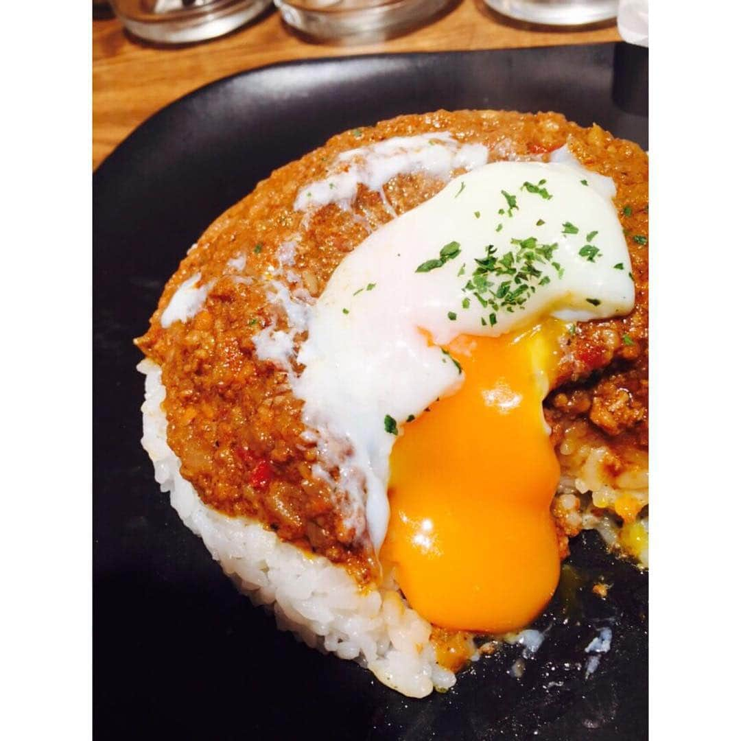 北原里英さんのインスタグラム写真 - (北原里英Instagram)「今日はカレー部の活動してきました！原宿のみのりんごさん🍛 キーマカレー、あとからピリッと辛いんだけど、とろ〜りとろける温泉たまごの黄身と混ざるとマイルドになって、最後まで飽きずにいただけるカレーになってます♡ ごちそうさまでした〜🍴 #カレー部 #部長 #高橋みなみ #部員 #北原里英 #食レポ #レポ原さん #笑」11月22日 22時43分 - rie_kitahara_3