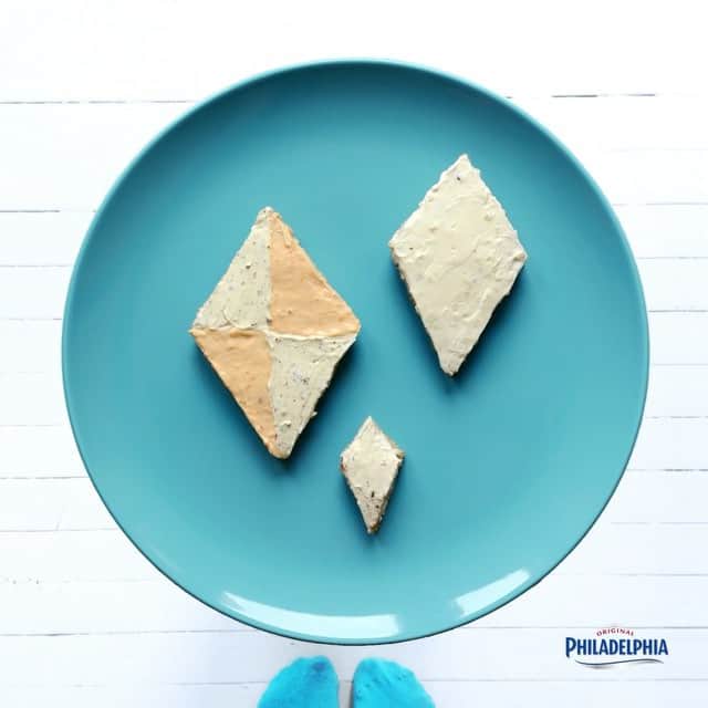 Ida Froskのインスタグラム：「Fly Away With Me! Take your breakfast to new heights with these cream cheese kites. Have a breezy Sunday! ☁️ #ad #PhiladelphiaDeutschland #creamcheese #chives #bellpepper #tomatoes #foodart」
