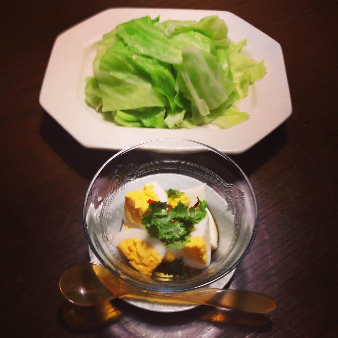 志摩有子さんのインスタグラム写真 - (志摩有子Instagram)「おつまみは旭川の甘いキャベツを茹でてゆで卵のタレで。浅草オーセンティックのレシピ「カンタン、おいしい、ベトナムごはん。」から。 これ、本当にやみつきになる味。 #キャベツ #ゆで卵 #ヌクマム #カンタンおいしいベトナムごはん。」11月22日 20時29分 - ariko418