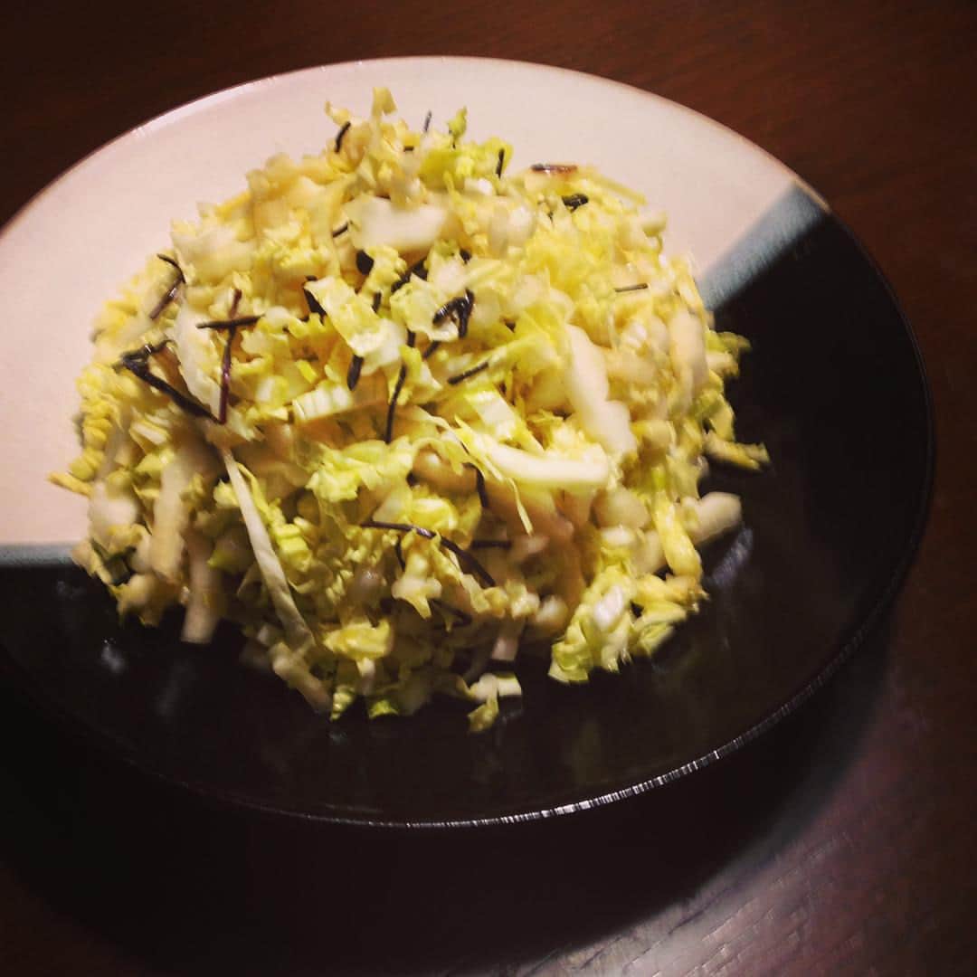 志摩有子さんのインスタグラム写真 - (志摩有子Instagram)「あっさりとしたものが食べたいという旦那さまのリクエストにより和食の献立で。甘さが増して来た白菜と塩昆布のサラダ。 #晩ごはん #白菜 #サラダ #花錦戸 #まつのはこんぶ」12月7日 21時48分 - ariko418