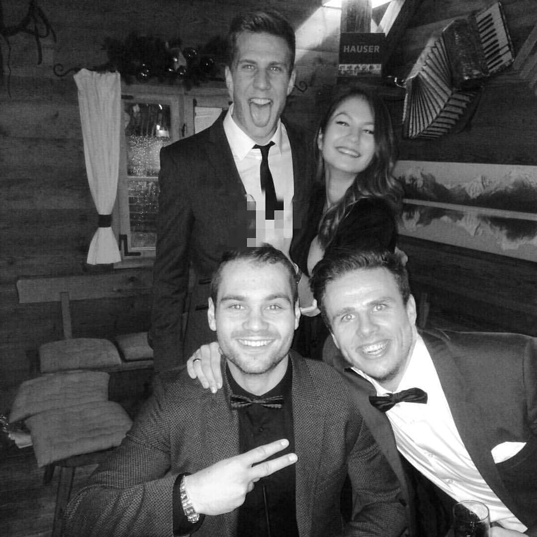 のインスタグラム：「Weihnachtsfeier  #fun #team #nurderHSV #müller @maureen2210  @pierrelasogga10」