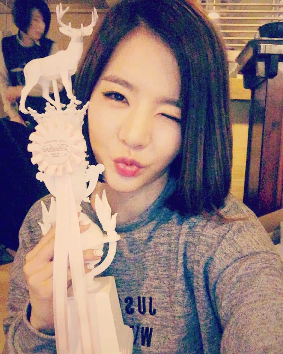 サニー のインスタグラム：「트로피에 와인에 컵케이크에... 고맙습니다 스엠 #SM #SMent #에셈사랑해염」