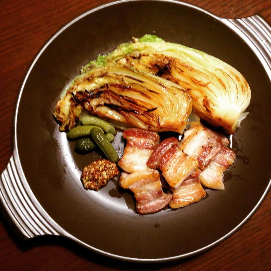 志摩有子さんのインスタグラム写真 - (志摩有子Instagram)「塩豚を作ってあったので、シンプルに焼いて。じっくり火を通した白菜があまーい。 #晩ごはん #塩豚 #白菜 #ミニ白菜 #スピードワゴンじゃないよ」11月23日 20時20分 - ariko418