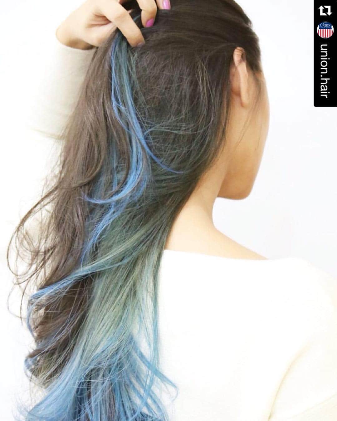 tae のインスタグラム：「髪を切って、青くしてもらいました🤓 Blue×Dark gray #Repost @union.hair  #blue #haircolor #fun #gradation #happy」